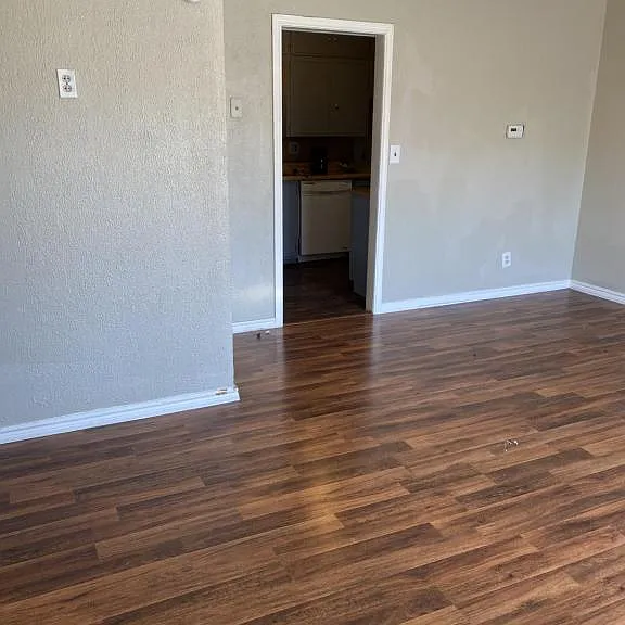 114 W B St — Photo 3