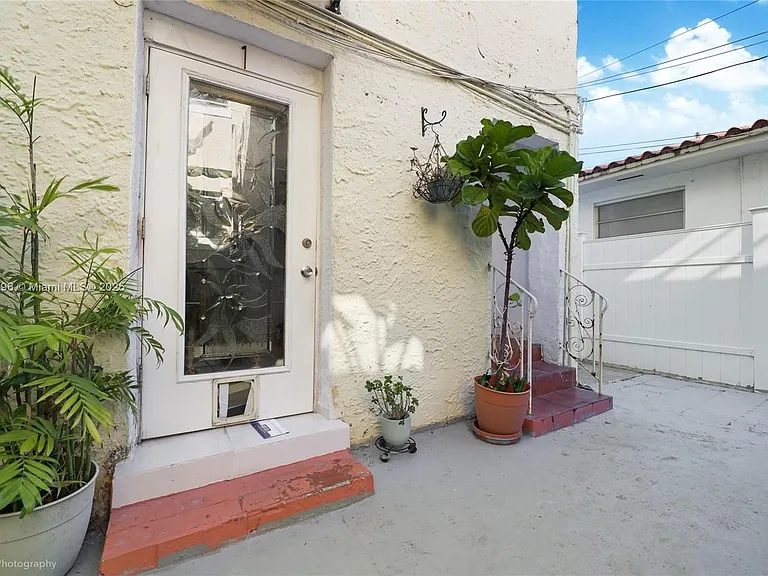 1688 SW 11th St — Photo 6
