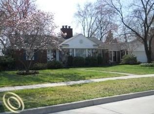 1583 N Renaud Rd, Grosse Pointe Woods, MI 48236