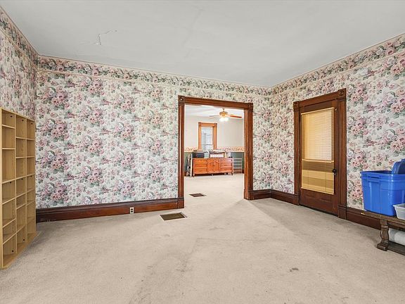 5th image of 927 E Lincoln Ave