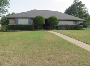 801 Brookhollow Dr, Chickasha, OK 73018