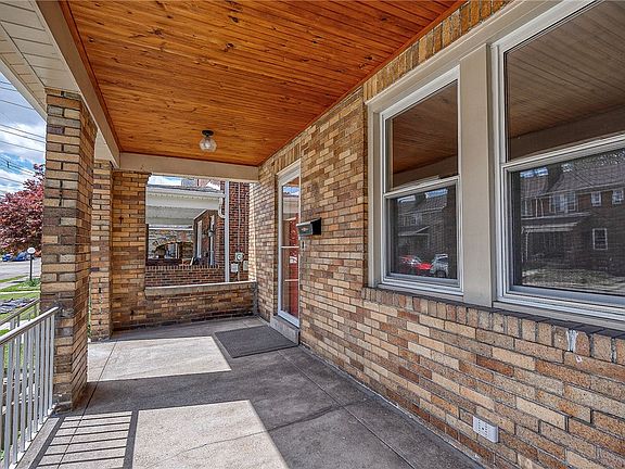 3rd image of 121 Stanton Ct W