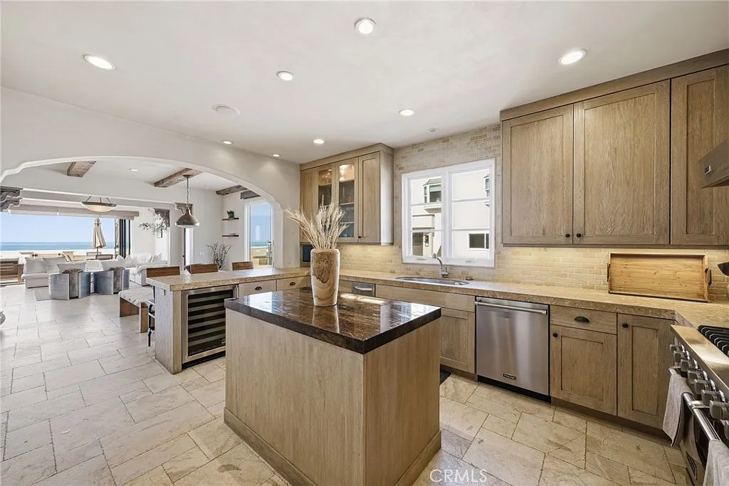 3 bed, 3.5 bath, 2725 sqft, $38,000 — Photo 4
