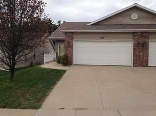 915 Wartburg Dr, Bloomington, IL 61704