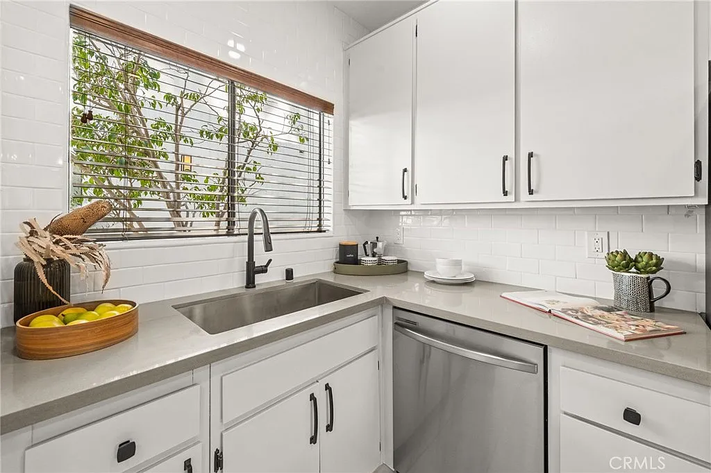 2 bed, 2.5 bath, 925 sqft, $5,295 — Photo 3