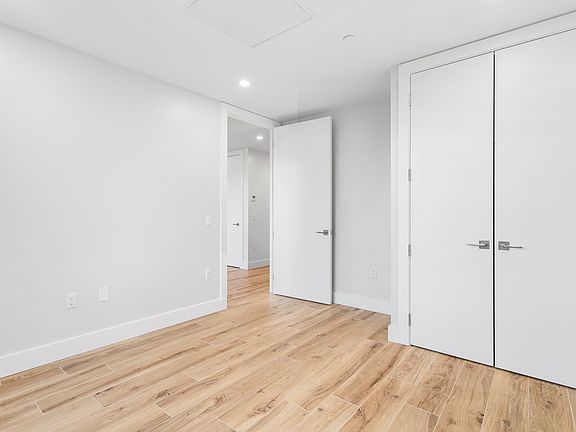 5th image of 3707 Blackstone Ave #404