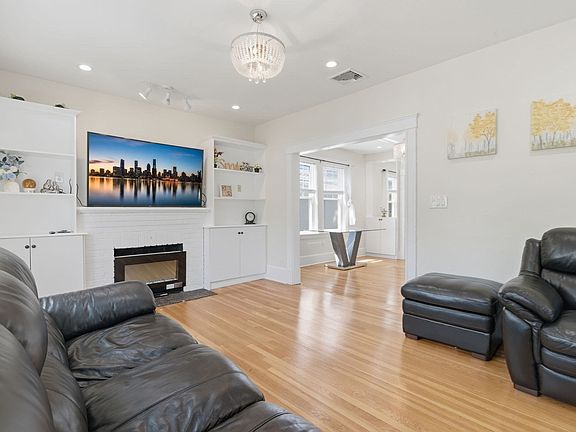 5th image of 334 Sea St