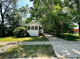 673 Parkway Ave, Elgin, IL 60120