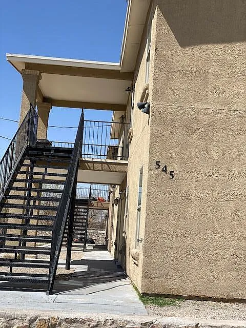 2 bed, 1.0 bath, 651 sqft, $950 — Photo 2