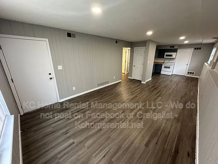 9213 E 54th Ter — Photo 9