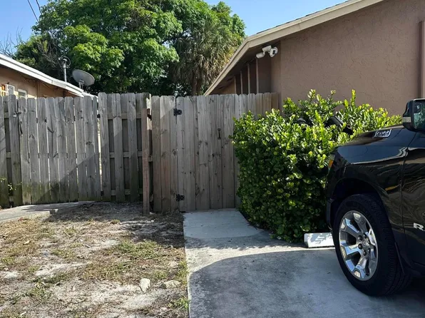 641 W 9th St APT 2, West Palm Beach, FL 33404