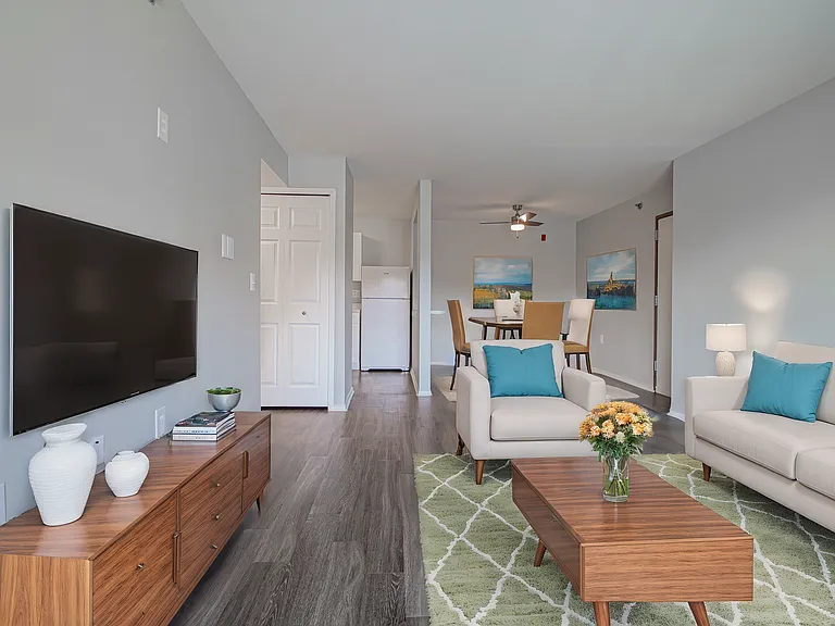 University Club Apartments — Photo 7