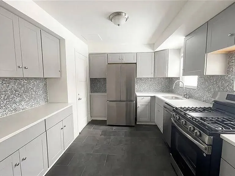 715 E 72nd Ter — Photo 1