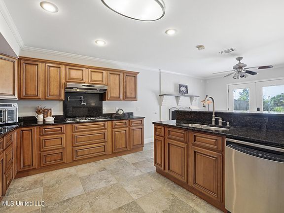 5th image of 707 Holly Hills Dr