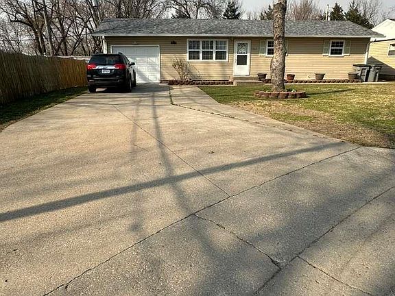 2nd image of 1302 Goura Pl
