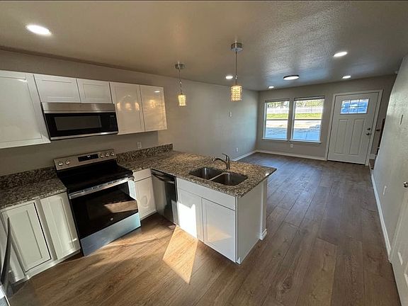 4th image of 859-861 Anahuac Ave