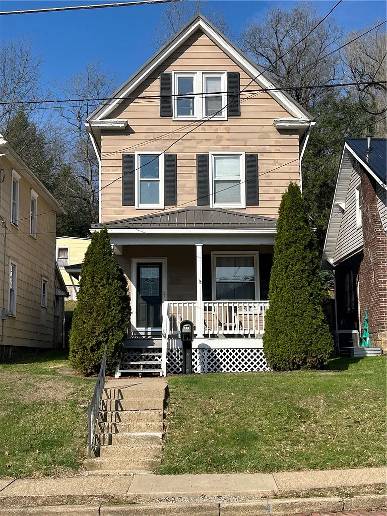 554 N Elm St photo 1