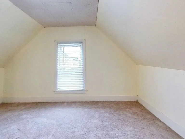 412 Lakeway Dr — Photo 7