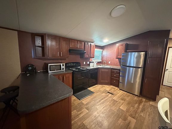 4th image of 432 Royal Dr W
