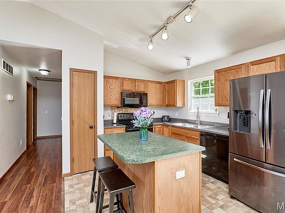 4th image of 324 Parkway Dr