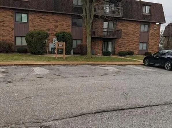 2027 45th St APT 202, Highland, IN 46322