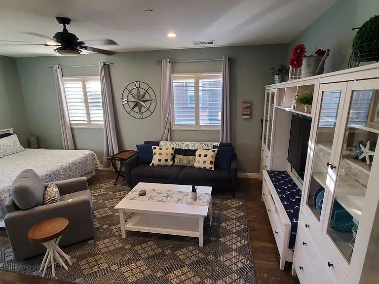 3400 N Oxnard Blvd — Photo 3