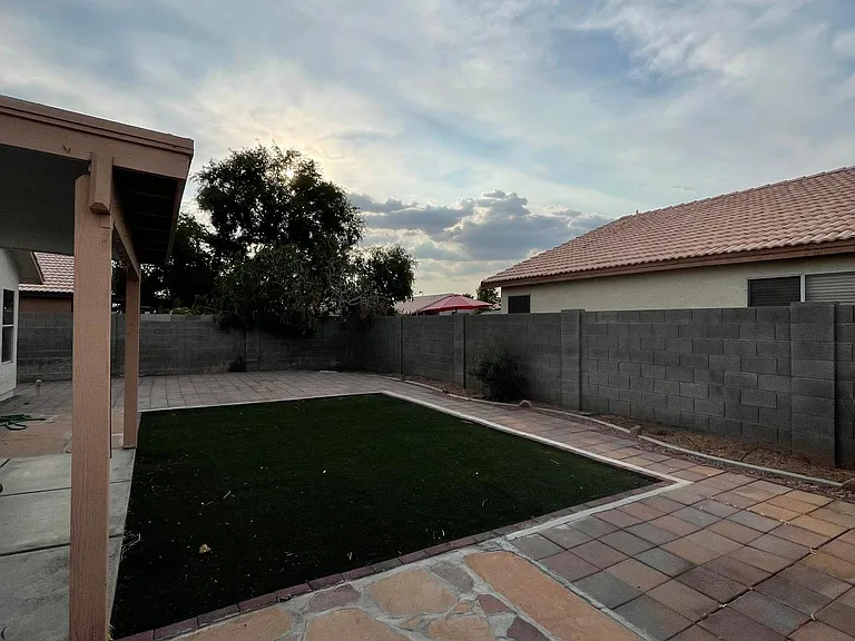 1038 W Tremaine Ave — Photo 10