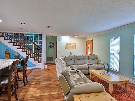 4th image of 1602 S Riverside Dr