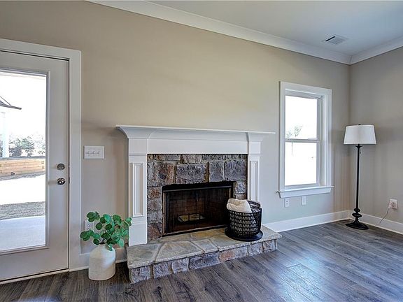 4th image of 200 Daisy Ct