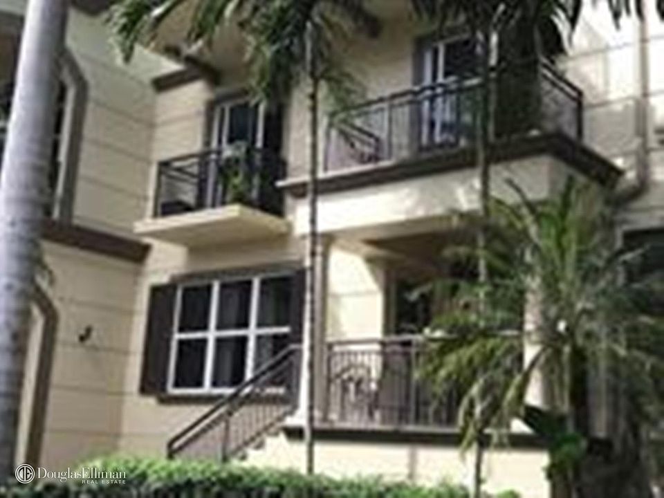 1st image of 2625 NE 14th Ave APT 105