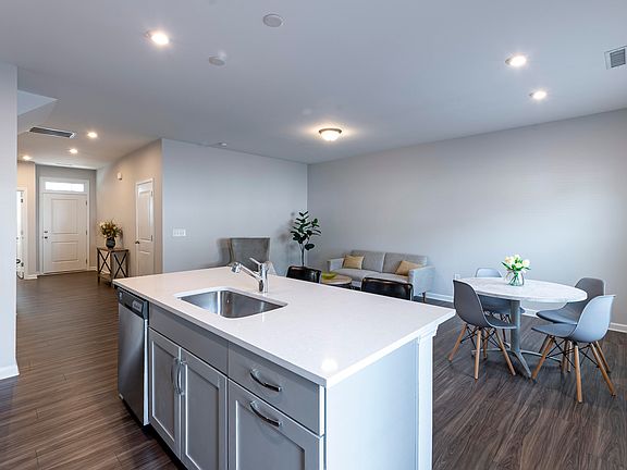 5th image of 804 Oak Center Dr