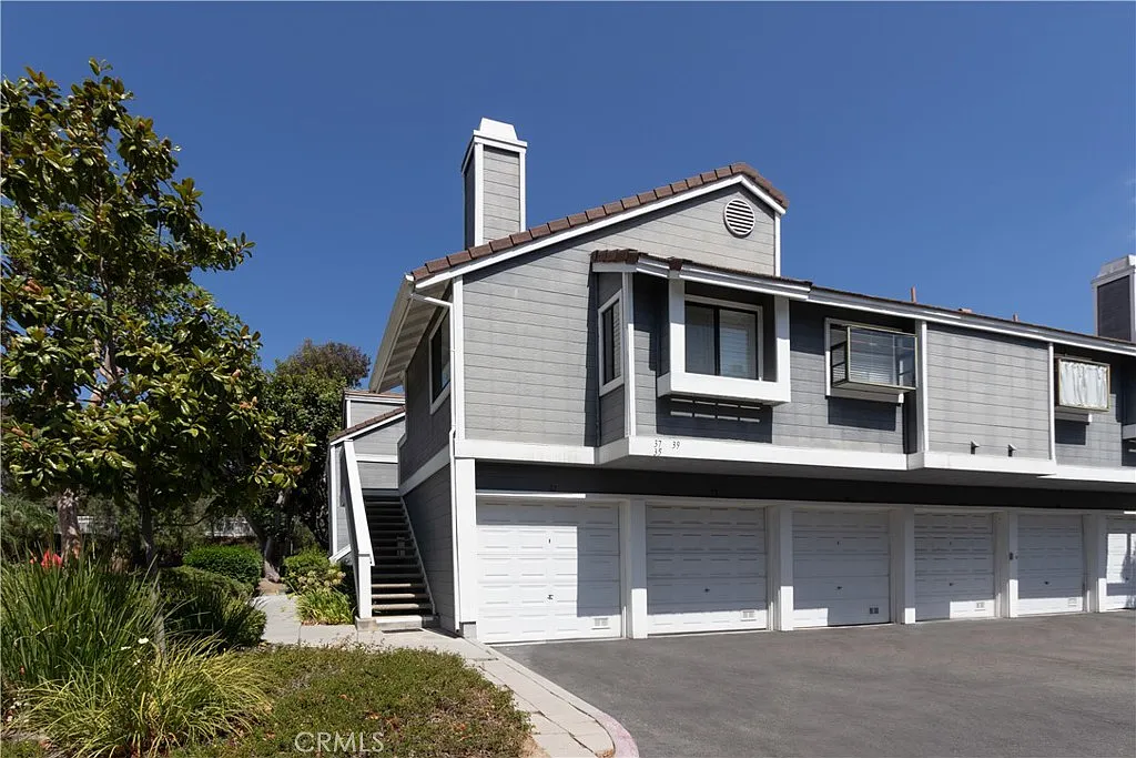 2 bed, 1008 sqft, $2,995 — Photo 2