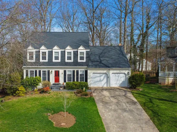 4 Westmoreland Dr, Sterling, VA 20165