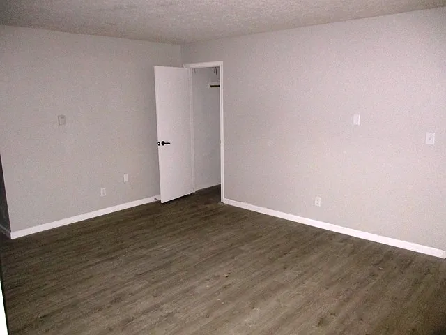 1007 Charlotte Dr — Photo 5
