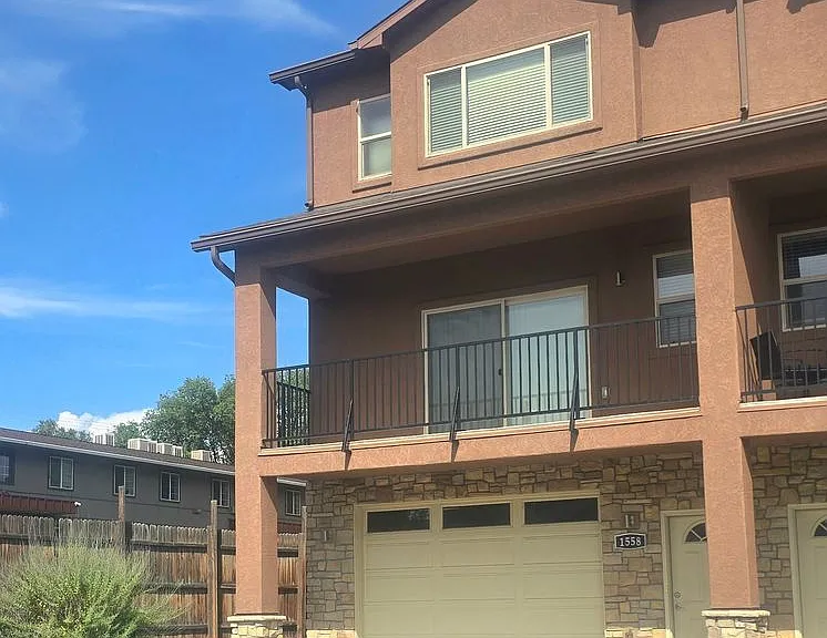 1558 Poplar Dr — Photo 1