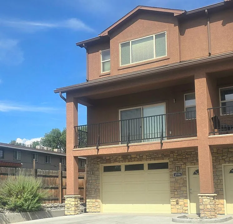1558 Poplar Dr