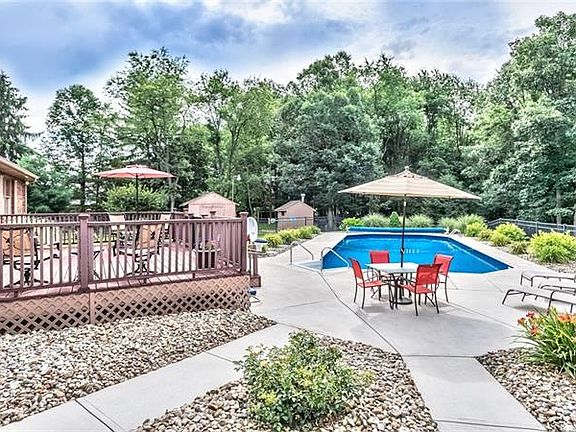 5th image of 10 Pine Brook Dr