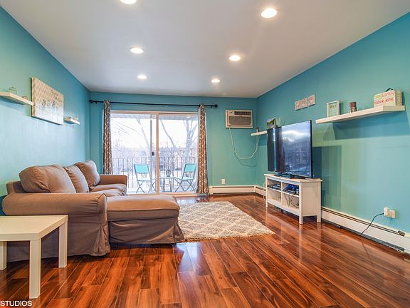 2nd image of 1180 Meadow Ln #6-305
