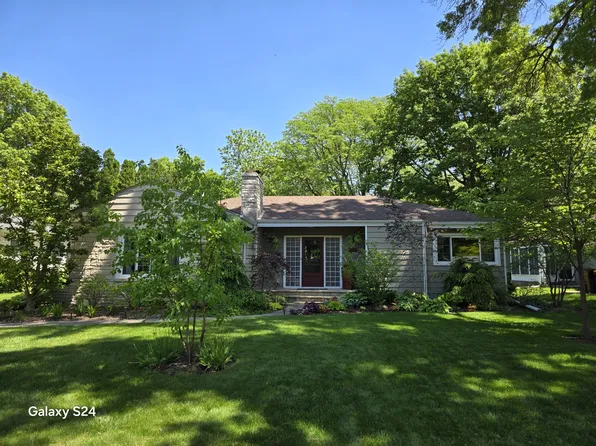 711 Green Meadow Ave, Rockford, IL 61107