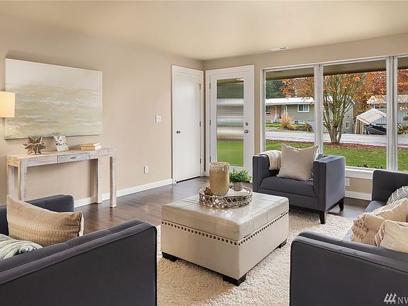 Great for entertaining, enjoy a open concept living/dining room & kitchen