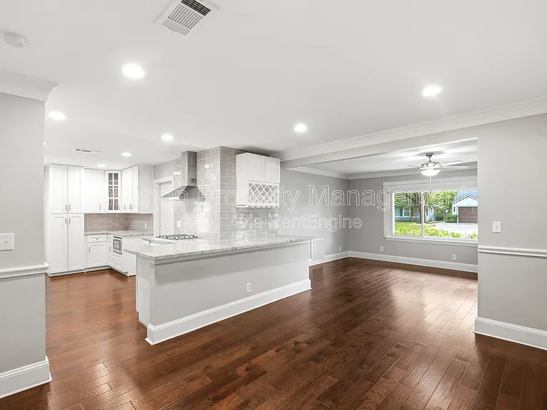 2207 Saxon Dr — Photo 10