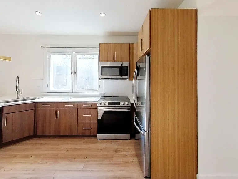 561 N Center St — Photo 14