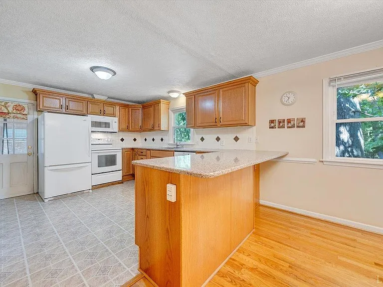 405 Oakland Cir — Photo 9