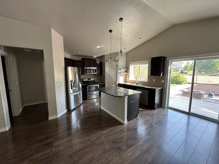 629 E Ionia Dr — Photo 7