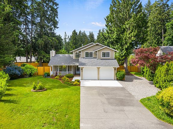 Long driveway with additional parking on the side of house