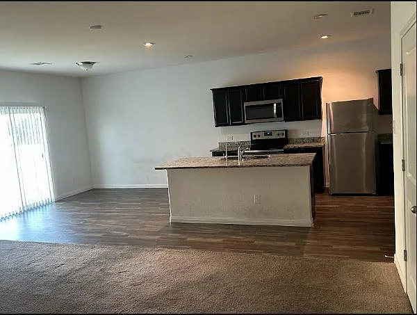 4 bed, 2.5 bath, 2156 sqft, $1,890 — Photo 2