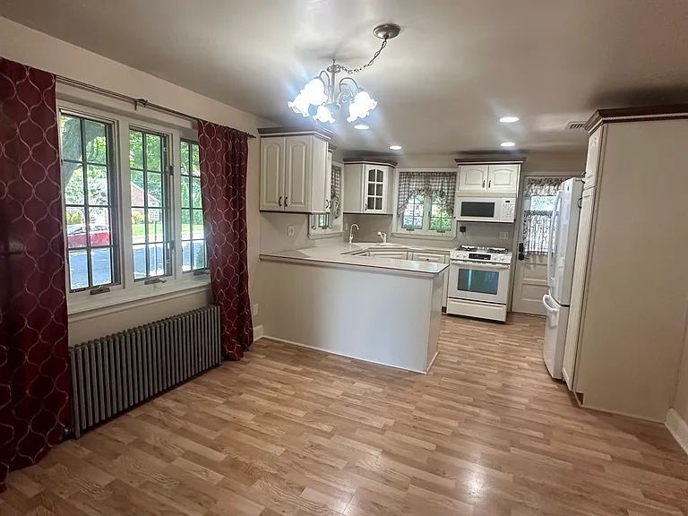 528 E Cherry St — Photo 9