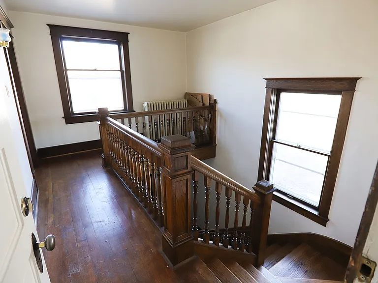 443 Gladstone St — Photo 2