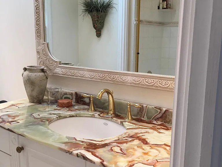 Hallway full bath with shower & tub