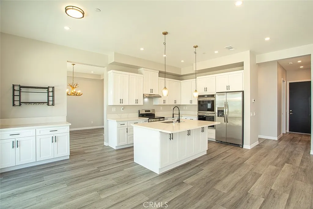 5 bed, 3375 sqft, $4,950 — Photo 3
